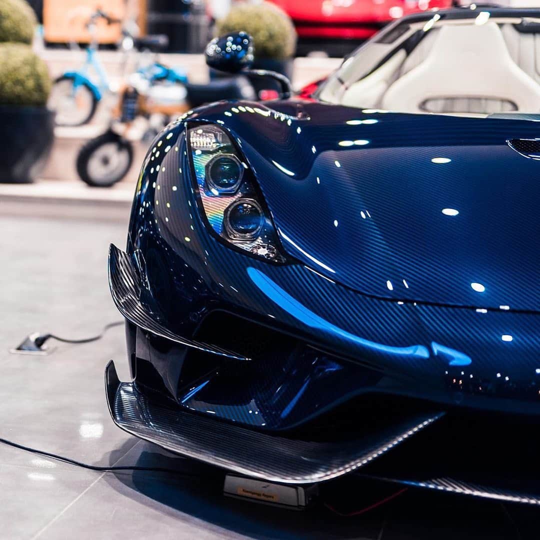 CarsWithoutLimitsさんのインスタグラム写真 - (CarsWithoutLimitsInstagram)「Blue carbon is the best.  Here’s a great example. Koenigsegg Regera Photo @tfarooqui  #carswithoutlimits #regera」1月25日 3時28分 - carswithoutlimits