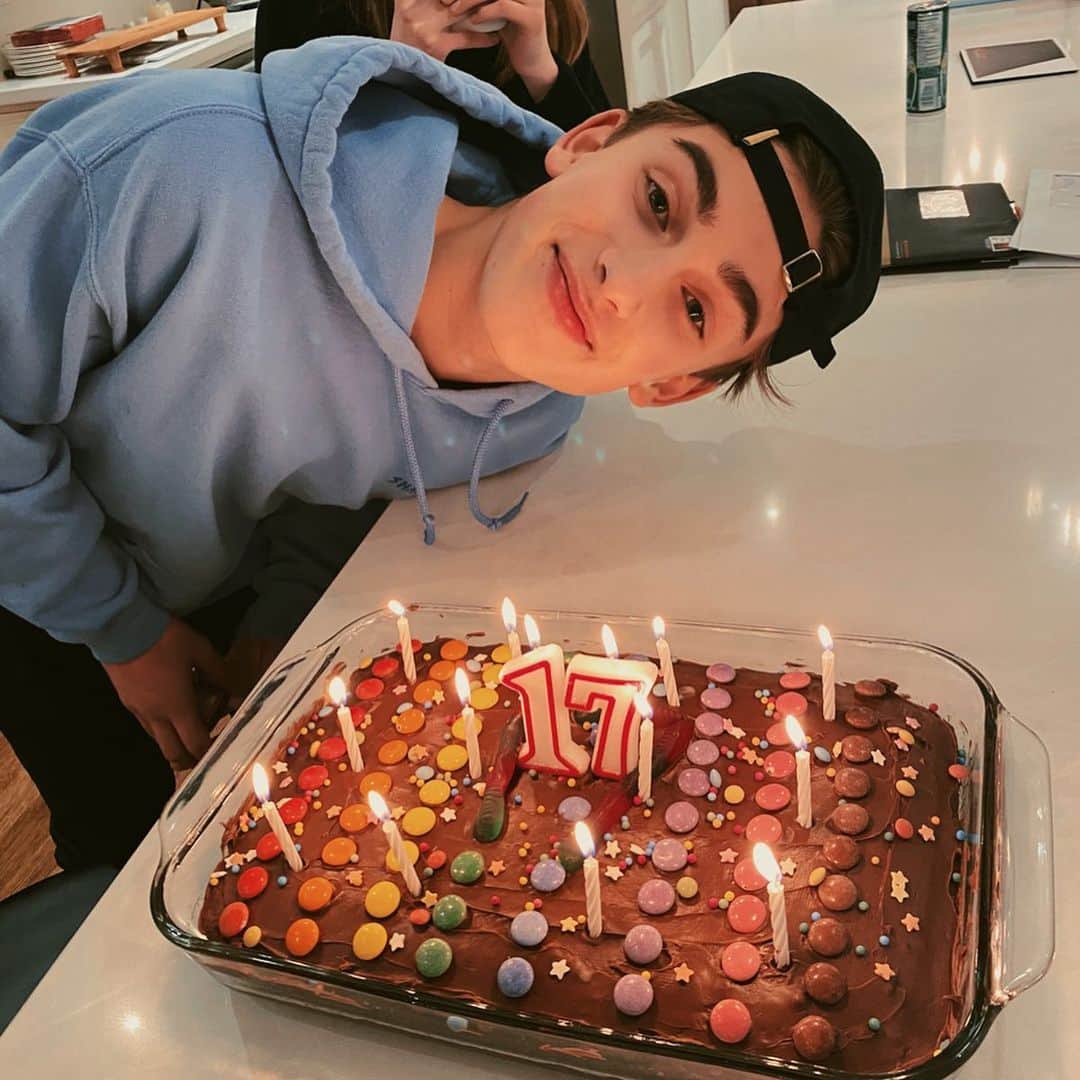 ジョニー・オーランドのインスタグラム：「17😁」