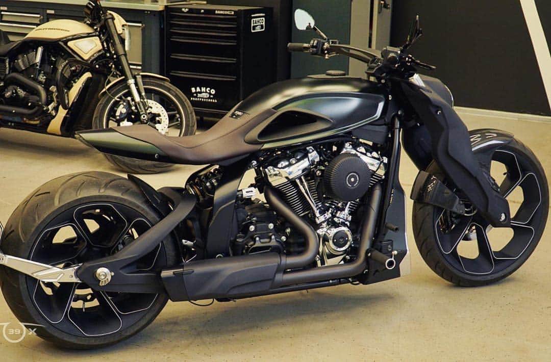 epidemic_motorsさんのインスタグラム写真 - (epidemic_motorsInstagram)「PIOMBO. Made in box39 @box39co  2019. Based on HD Breakout 2018. ⠀ #box39 #lifestyle #motorcycles #moto #breakout #harleydavidson #custom」1月25日 3時42分 - epidemic_motors