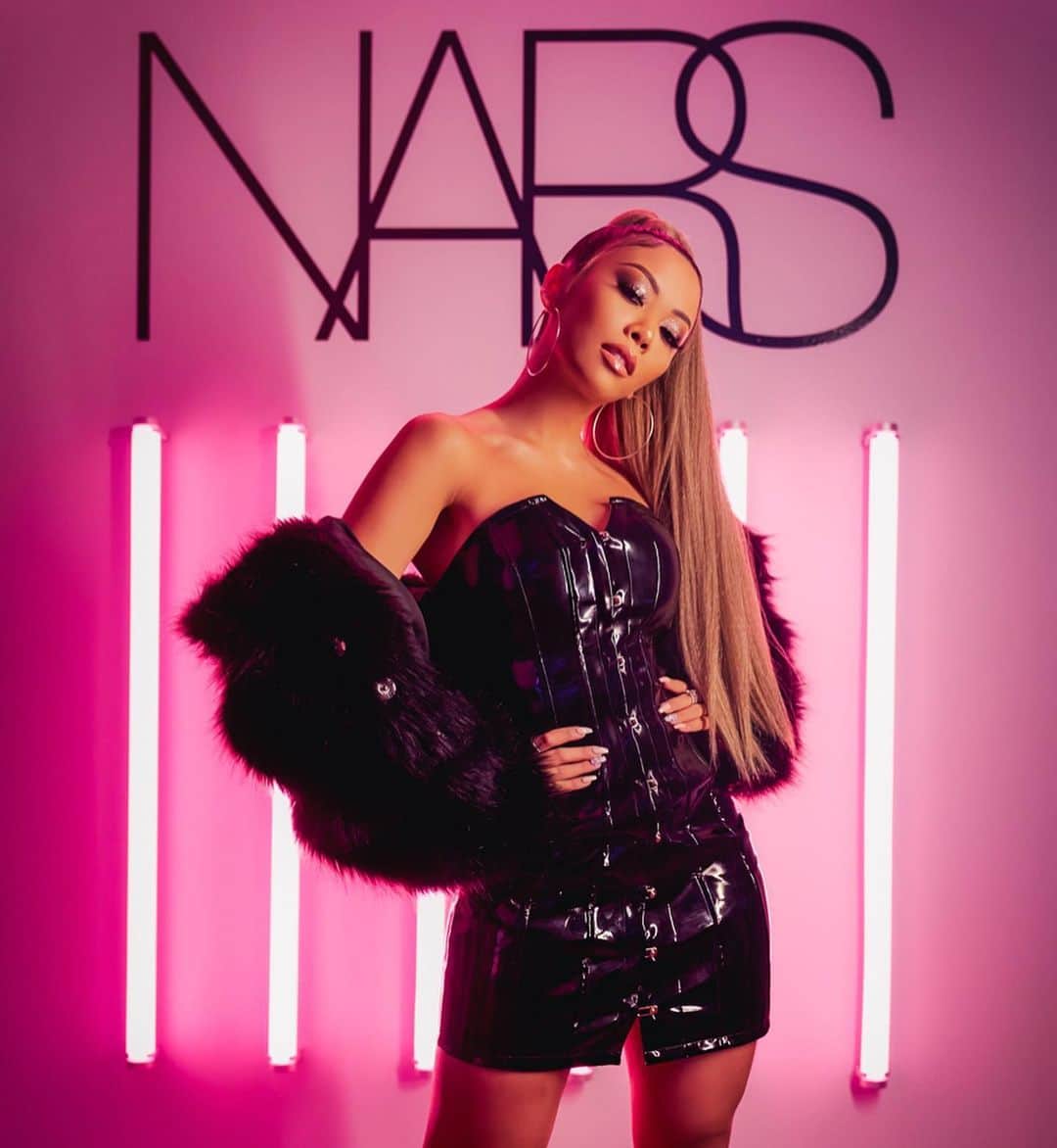 リアン Vのインスタグラム：「When you know your worth, no one can make you feel worthless. 🖤 (swipe left)」