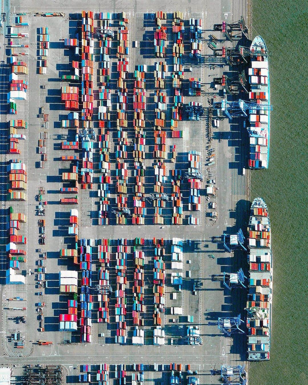 Daily Overviewさんのインスタグラム写真 - (Daily OverviewInstagram)「The Port of Felixstowe is the busiest port in the United Kingdom, handling approximately 48% of the country’s containerized trade. The facility is able to accommodate ships that extend more than 1,312 feet (400 m) and have a cargo carrying capacity that is greater than half the volume of the Empire State Building. /// Created by @dailyoverview, source imagery: @maxartechnologies」1月25日 3時38分 - dailyoverview