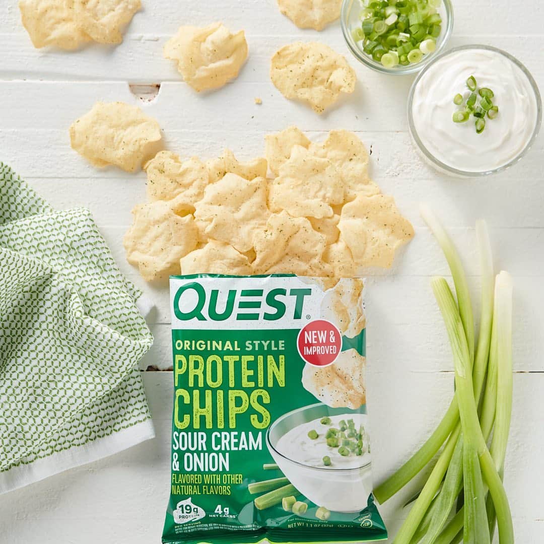 questnutritionさんのインスタグラム写真 - (questnutritionInstagram)「Sour Cream & Onion wants to be your NEW & IMPROVED friend. 🤝 Bite into cool sour cream mixed with zesty green onion…now with more crunch and flavor than ever with 19g protein & 4g net carbs per bag! 🙌 #OnaQuest」1月25日 3時39分 - questnutrition
