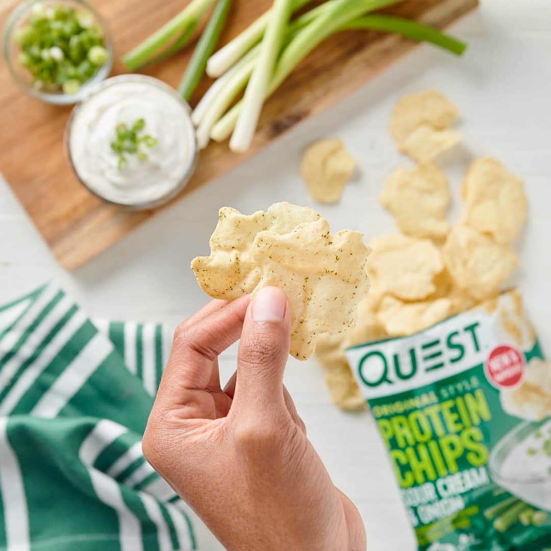 questnutritionさんのインスタグラム写真 - (questnutritionInstagram)「Sour Cream & Onion wants to be your NEW & IMPROVED friend. 🤝 Bite into cool sour cream mixed with zesty green onion…now with more crunch and flavor than ever with 19g protein & 4g net carbs per bag! 🙌 #OnaQuest」1月25日 3時39分 - questnutrition