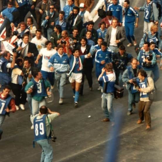 のインスタグラム：「A blue coloured crowd swept through Naples in 1990 for its second victory of the italian soccer championship. #tramontanonapoli #tramontano1865」