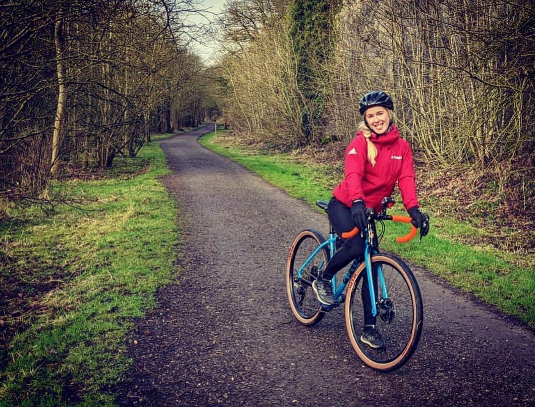 シャウナ・コックジーさんのインスタグラム写真 - (シャウナ・コックジーInstagram)「Happy face because we went on a bike ride and it didn’t rain! Yay! Also... helmet hair 😩 do I have to just accept it or is there a secret?  Ps. I have way too much hair for braids to fit under my helmet!  #MonsalTrail adventure on my @coticbikes 🥰  @PeakDistrict  @pdnp_foundation 📷 1: Tom Marshall 2: @bandofbirds」1月25日 3時45分 - shaunacoxsey