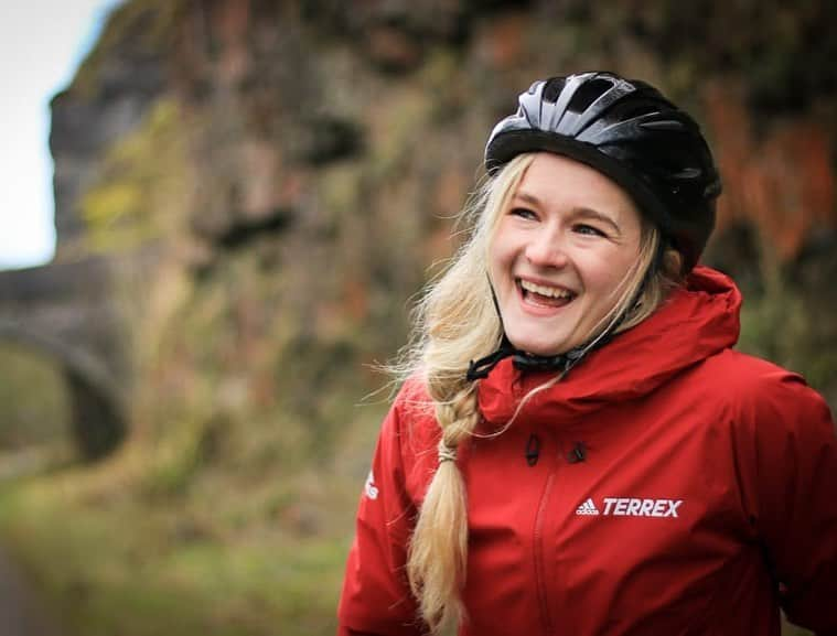 シャウナ・コックジーさんのインスタグラム写真 - (シャウナ・コックジーInstagram)「Happy face because we went on a bike ride and it didn’t rain! Yay! Also... helmet hair 😩 do I have to just accept it or is there a secret?  Ps. I have way too much hair for braids to fit under my helmet!  #MonsalTrail adventure on my @coticbikes 🥰  @PeakDistrict  @pdnp_foundation 📷 1: Tom Marshall 2: @bandofbirds」1月25日 3時45分 - shaunacoxsey