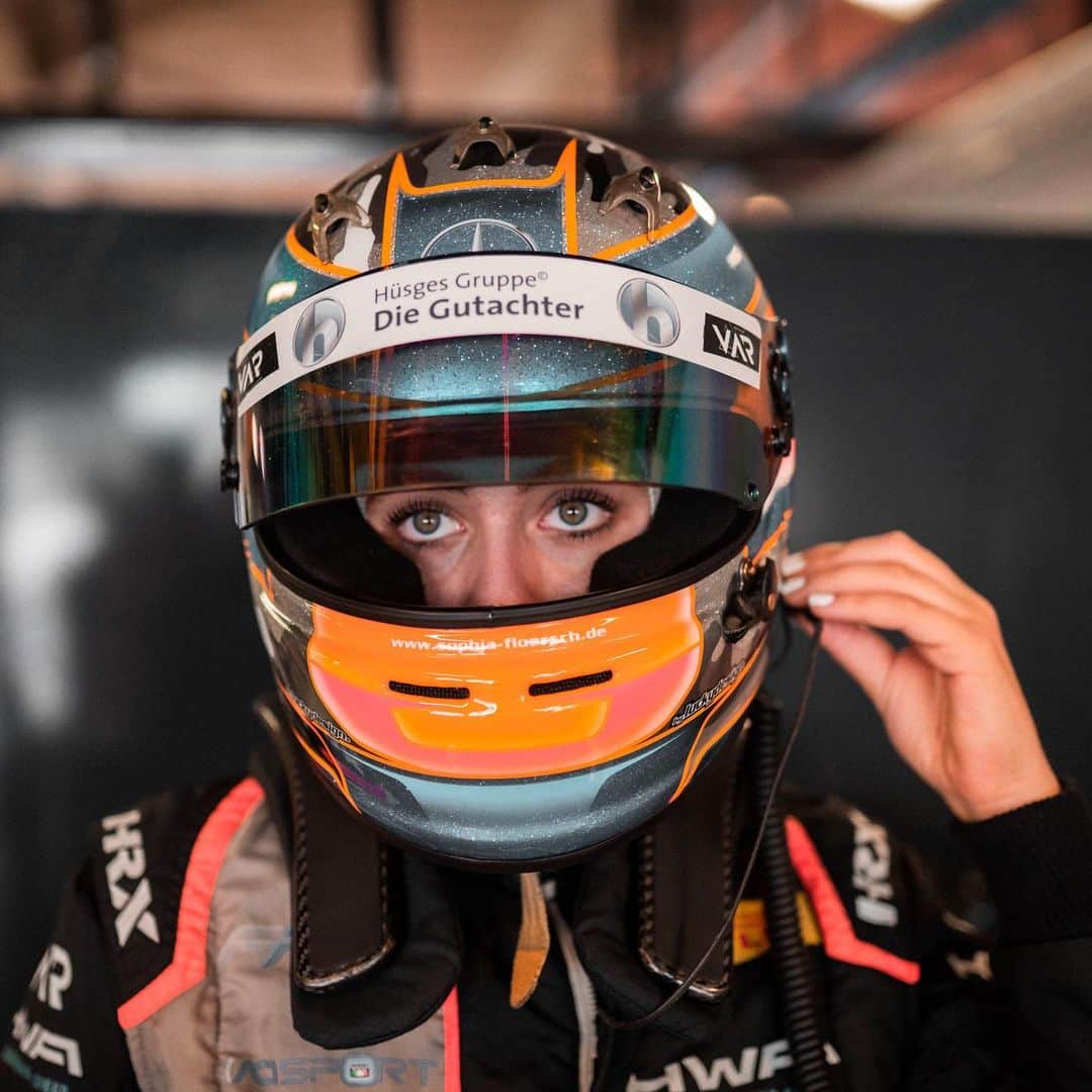 のインスタグラム：「There is a new season starting very soon and I am already thinking on a new helmet design for 2020 😛 Do you habe any suggestions? Any ideas? Any helmets of racing drivers you love? Send me pictures cause I need to start designing very soon 😇😇|| #sophia #sophia99 #racegirl #changeagent #racing #blonde #motorsport #formula #happy #car #helmet #new #design」