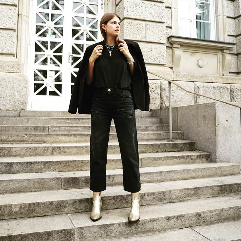 のインスタグラム：「the girl with the golden boots. ⚡️ @whaelse #kennelundschmenger #fallwinter #newstylescomingsoon #outfitinspiration #outfitinspo」