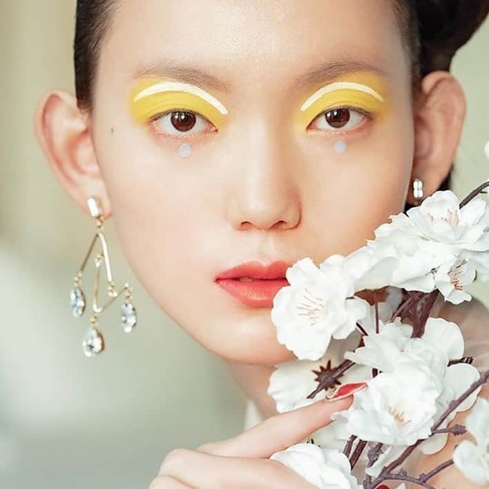 のインスタグラム：「@ericksonbeamon earrings @voguehongkong」