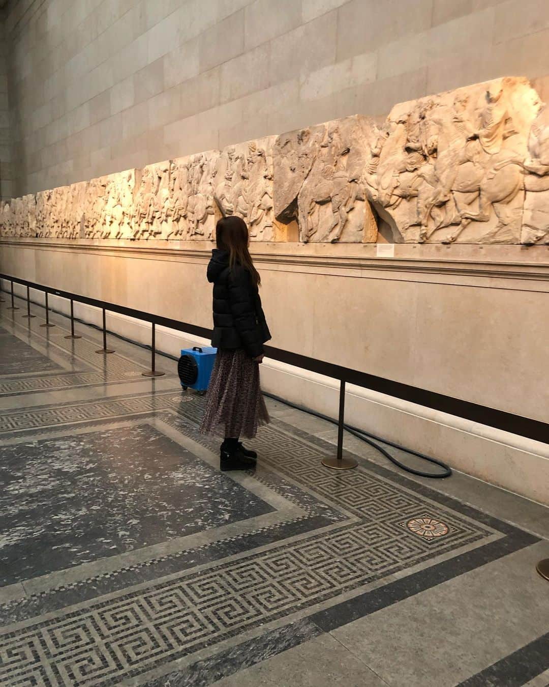 山下莉奈さんのインスタグラム写真 - (山下莉奈Instagram)「大英博物館🇬🇧 広いですね❗️ロゼッタストーンにミイラに☠️とても面白い🙌✨✨ 思ったより空いていてすんなり入れました✨ 昔の人はどうやってこんな大きいものを作ったんだろうとか考えると不思議だけど人間って思ってるより凄いのかも🤭  #大英博物館　#イギリス　#ロンドン　 #ロゼッタストーン」1月25日 4時07分 - rinayamashita