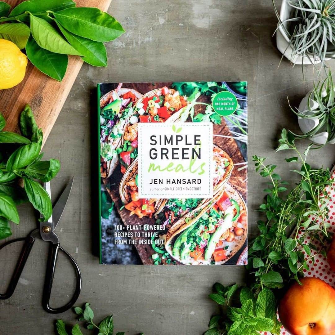 Simple Green Smoothiesさんのインスタグラム写真 - (Simple Green SmoothiesInstagram)「DEAL ALERT!!! If you like my smoothie recipes, you've gotta try my plant-based meals, snacks and desserts in my second cookbook, Simple Green Meals. It's $1.99 on eBooks right now=> https://amzn.to/2F6JaL2⁠」1月25日 4時08分 - simplegreensmoothies