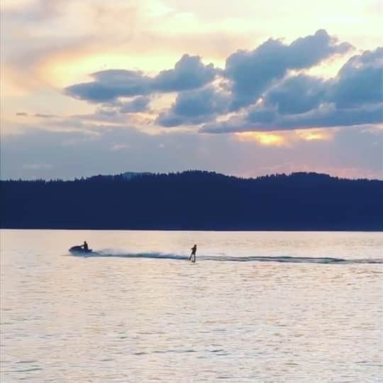 ブルック・バトラーのインスタグラム：「Is it summer yet? #surfergirl #wakeboardinglife」