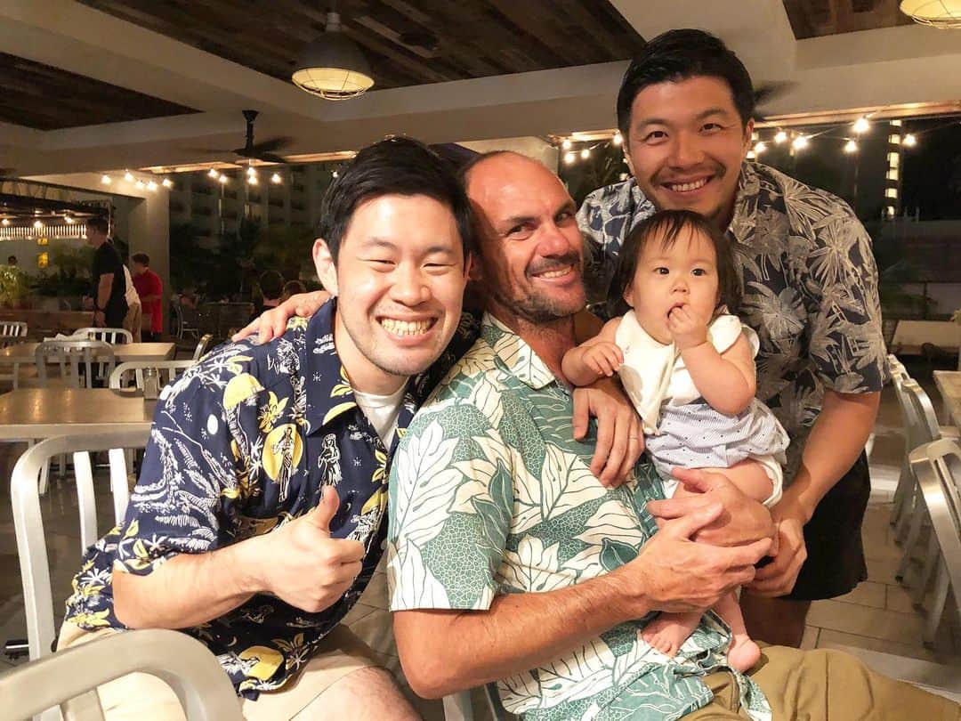 君島良夫のインスタグラム：「Besties reunion in Waikiki🌴🌺」