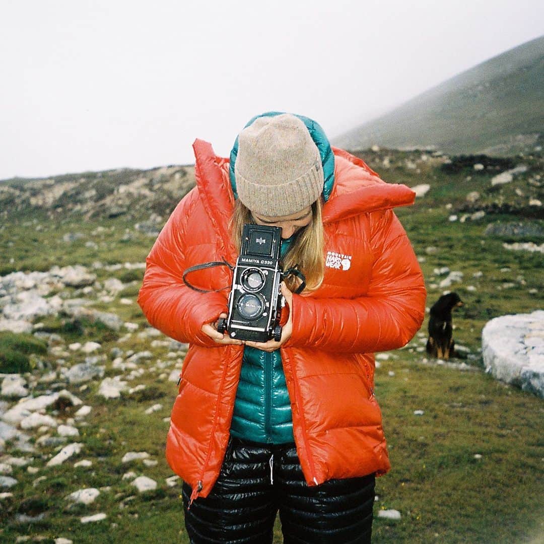 マウンテンハードウェアさんのインスタグラム写真 - (マウンテンハードウェアInstagram)「Mountains are notably a place of intimacy. National Sales Manager @sabllebrook shares a moment from @mhweverest2019… “On this day, @francoislebeau asked me to step outside to take my portrait. Yak dung was looming in the air, and the 16,000 feet of altitude made each step harder than the one before. When I insisted we go back inside, he handed me his camera and taught me how to use it so I could take his portrait, too. To my surprise, the entire trekking team and tea house staff was inside putting together a birthday party for me. I’m not quite sure where this year will take me, but I can only hope for more little moments of connection like this one that made this trip so fulfilling.” 📷: @francoislebeau.」1月25日 4時28分 - mountainhardwear