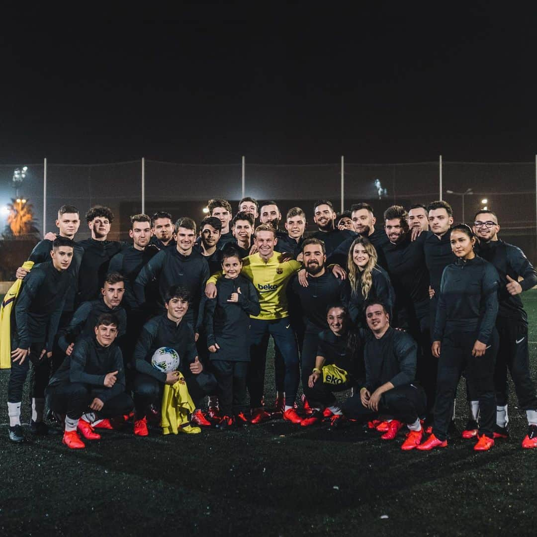 フレンキー・デ・ヨングさんのインスタグラム写真 - (フレンキー・デ・ヨングInstagram)「Last night’s squad  Testing @fcbarcelona new training gear with @nikefootball.  Keep it up!」1月25日 4時31分 - frenkiedejong