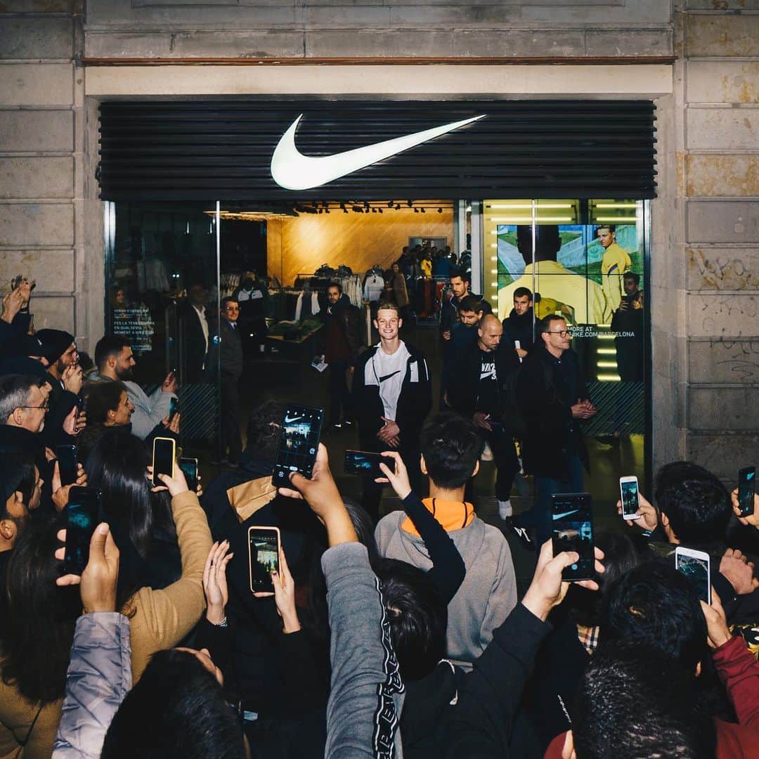 フレンキー・デ・ヨングのインスタグラム：「Last night’s squad  Testing @fcbarcelona new training gear with @nikefootball.  Keep it up!」