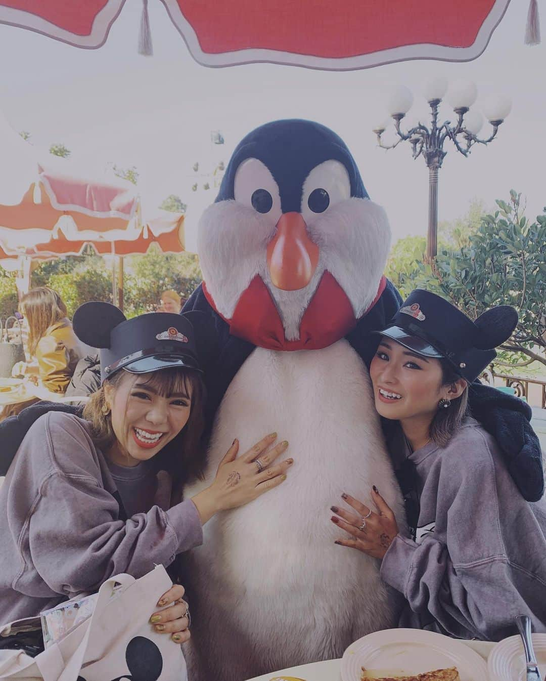 桃さんのインスタグラム写真 - (桃Instagram)「DISNEY LAND PARK内の、breakfast at Plaza Inn凄すぎ🤭👏🏻キャラクターたっっくさんいる！！次から次へと、友達の様に気軽に挨拶しに来てくれる！笑 他にもピーターパンやフック船長、イーヨーなど、たった1時間の間にたくさん🥺✨すごーーー  #characterbreakfast #pr#カリフォルニアディズニー#海外ディズニー#disneylandlunarnewyear2020#桃クロ」1月25日 4時33分 - momo.official