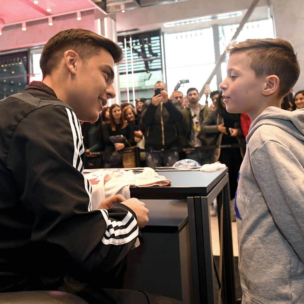 ユヴェントスFCさんのインスタグラム写真 - (ユヴェントスFCInstagram)「The Joy(a) of meeting @paulodybala! 😁✍️🤳」1月25日 4時34分 - juventus