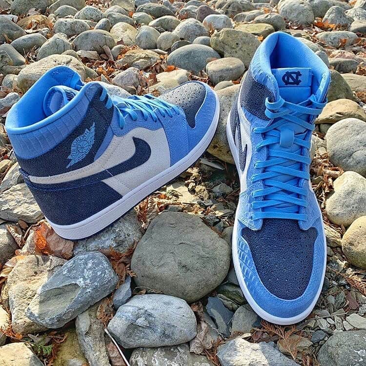 Nice Kicksさんのインスタグラム写真 - (Nice KicksInstagram)「@solesupreme gives us a first look at @unc_basketball’s Jordan 1 PE. What’s the best feature on this PE? 🤔」1月25日 4時41分 - nicekicks