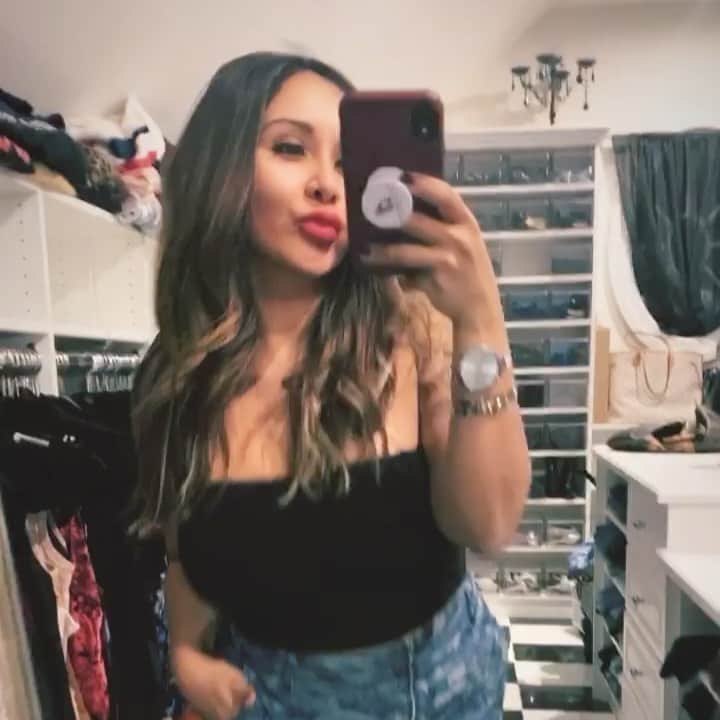 ニコール・ ポリッツィのインスタグラム：「@thesnookishop 🖤」