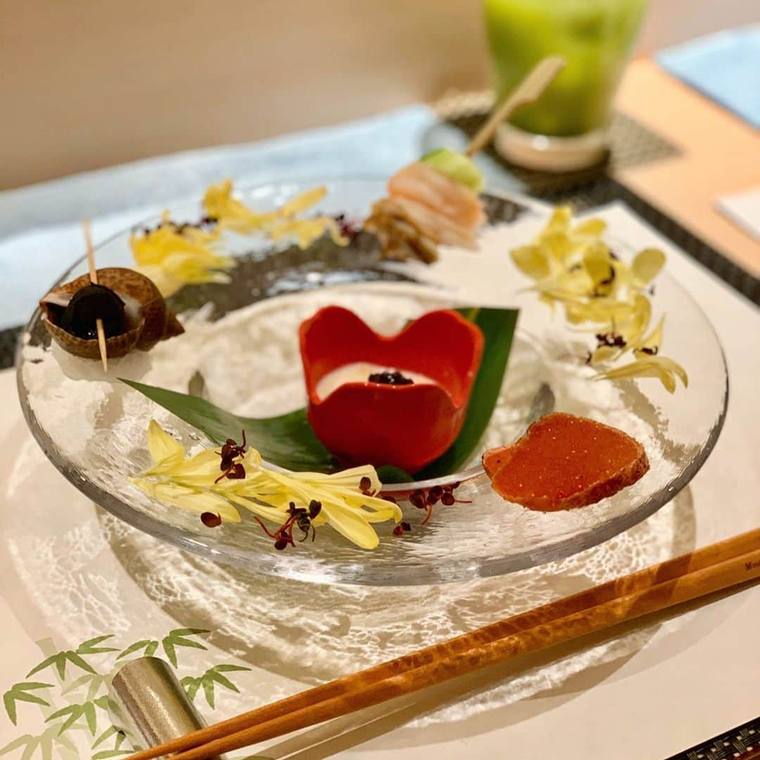 吉川ちかさんのインスタグラム写真 - (吉川ちかInstagram)「六本木ヒルズすぐ ティファニーの豪華食器を 使用した本格江戸前寿司🥺💓 (@sushi_mizuki_ ) . ティファニーの食器を使ったり インスタ映えするような 食事が出てきて可愛かった😽💕 ウニの食べ比べも楽しかった🙌 . 鮨 水月 . TEL 05055960571 . 東京都港区西麻布3-1-20 DEAR西麻布 8F . #鮨#鮨水月#🍣#ティファニー #美味しかった#六本木#寿司#インスタ映え#六本木グルメ#美味しかった#最高#食テロ#ウニ#雲丹#ウニ食べ比べ」1月25日 4時54分 - yoshikawachika_1116