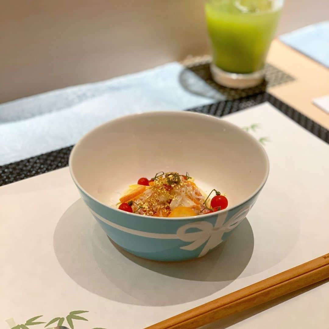 吉川ちかさんのインスタグラム写真 - (吉川ちかInstagram)「六本木ヒルズすぐ ティファニーの豪華食器を 使用した本格江戸前寿司🥺💓 (@sushi_mizuki_ ) . ティファニーの食器を使ったり インスタ映えするような 食事が出てきて可愛かった😽💕 ウニの食べ比べも楽しかった🙌 . 鮨 水月 . TEL 05055960571 . 東京都港区西麻布3-1-20 DEAR西麻布 8F . #鮨#鮨水月#🍣#ティファニー #美味しかった#六本木#寿司#インスタ映え#六本木グルメ#美味しかった#最高#食テロ#ウニ#雲丹#ウニ食べ比べ」1月25日 4時54分 - yoshikawachika_1116