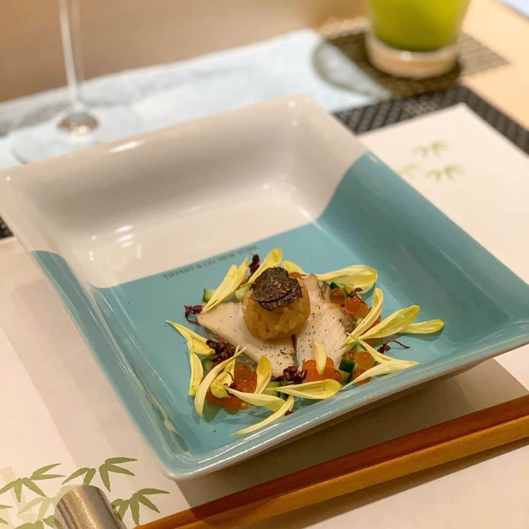 吉川ちかさんのインスタグラム写真 - (吉川ちかInstagram)「六本木ヒルズすぐ ティファニーの豪華食器を 使用した本格江戸前寿司🥺💓 (@sushi_mizuki_ ) . ティファニーの食器を使ったり インスタ映えするような 食事が出てきて可愛かった😽💕 ウニの食べ比べも楽しかった🙌 . 鮨 水月 . TEL 05055960571 . 東京都港区西麻布3-1-20 DEAR西麻布 8F . #鮨#鮨水月#🍣#ティファニー #美味しかった#六本木#寿司#インスタ映え#六本木グルメ#美味しかった#最高#食テロ#ウニ#雲丹#ウニ食べ比べ」1月25日 4時54分 - yoshikawachika_1116