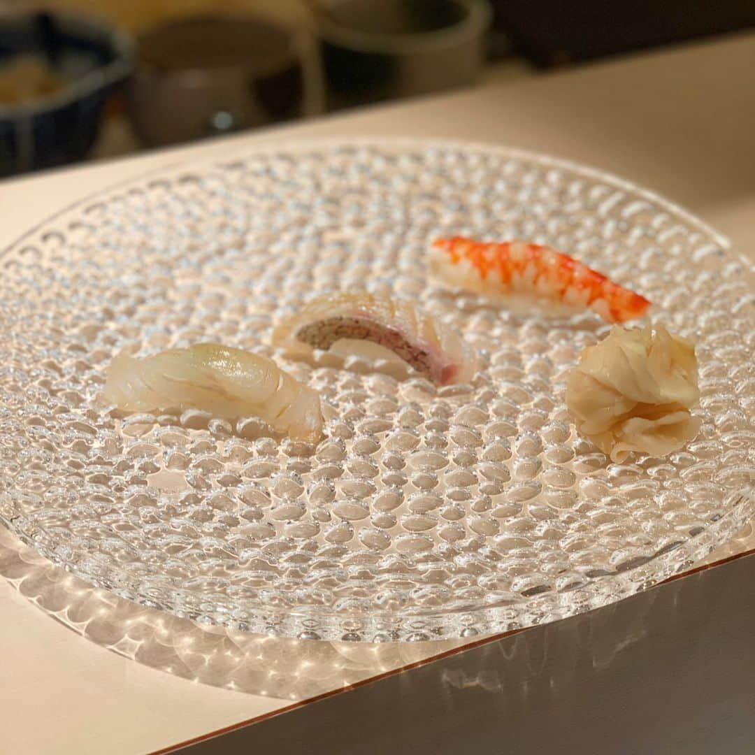 吉川ちかさんのインスタグラム写真 - (吉川ちかInstagram)「六本木ヒルズすぐ ティファニーの豪華食器を 使用した本格江戸前寿司🥺💓 (@sushi_mizuki_ ) . ティファニーの食器を使ったり インスタ映えするような 食事が出てきて可愛かった😽💕 ウニの食べ比べも楽しかった🙌 . 鮨 水月 . TEL 05055960571 . 東京都港区西麻布3-1-20 DEAR西麻布 8F . #鮨#鮨水月#🍣#ティファニー #美味しかった#六本木#寿司#インスタ映え#六本木グルメ#美味しかった#最高#食テロ#ウニ#雲丹#ウニ食べ比べ」1月25日 4時54分 - yoshikawachika_1116