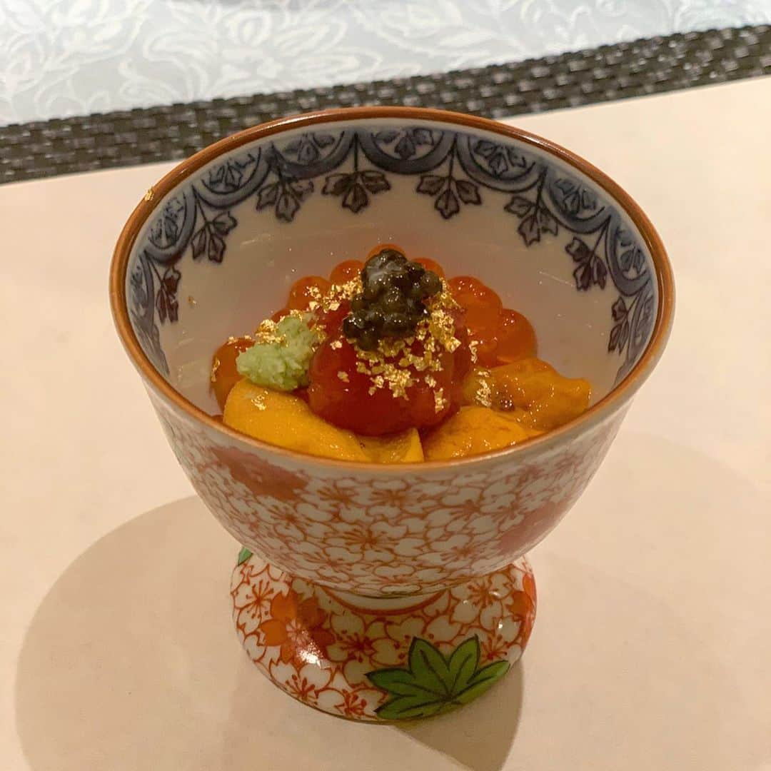 吉川ちかさんのインスタグラム写真 - (吉川ちかInstagram)「六本木ヒルズすぐ ティファニーの豪華食器を 使用した本格江戸前寿司🥺💓 (@sushi_mizuki_ ) . ティファニーの食器を使ったり インスタ映えするような 食事が出てきて可愛かった😽💕 ウニの食べ比べも楽しかった🙌 . 鮨 水月 . TEL 05055960571 . 東京都港区西麻布3-1-20 DEAR西麻布 8F . #鮨#鮨水月#🍣#ティファニー #美味しかった#六本木#寿司#インスタ映え#六本木グルメ#美味しかった#最高#食テロ#ウニ#雲丹#ウニ食べ比べ」1月25日 4時54分 - yoshikawachika_1116