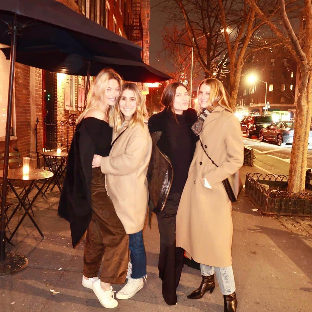 マーサ・ハントさんのインスタグラム写真 - (マーサ・ハントInstagram)「when your adulting friends start creeping towards LA you gotta HOLD ON TIGHT🥰」1月25日 4時58分 - marthahunt