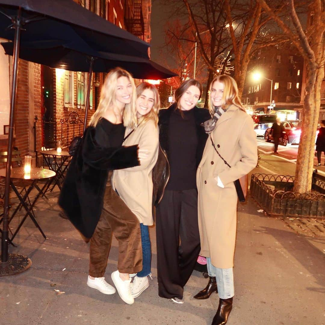 マーサ・ハントさんのインスタグラム写真 - (マーサ・ハントInstagram)「when your adulting friends start creeping towards LA you gotta HOLD ON TIGHT🥰」1月25日 4時58分 - marthahunt