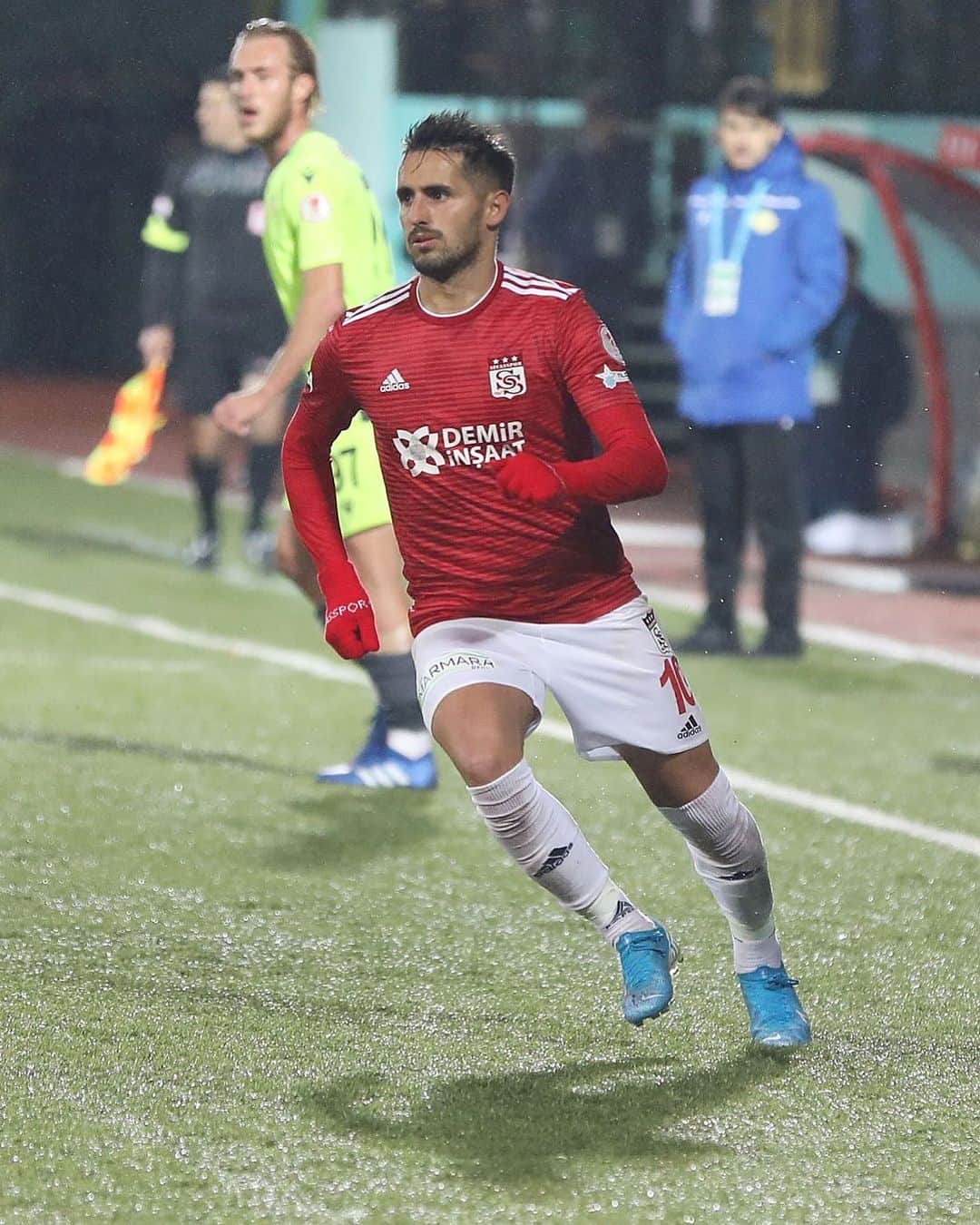 ウーゴ・ヴィエイラのインスタグラム：「My time in Sivas has come to a mutual end. Thank you for everything, I wish you good luck and hope you win the Championship! Very soon I will know my new club and destination, which I am looking forward to!!! 💪👌🙏🙏」