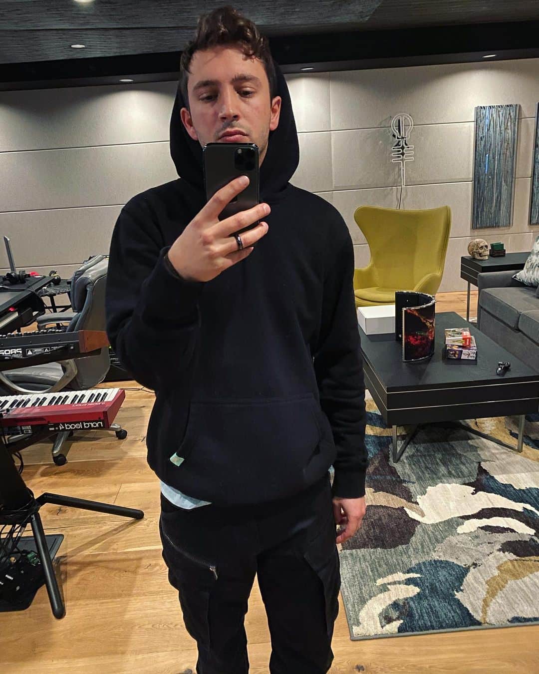 タイラー・ジョセフのインスタグラム：「don’t forget to keep your ears out from under your hood while cooking, or your rough mix will be too bright..」