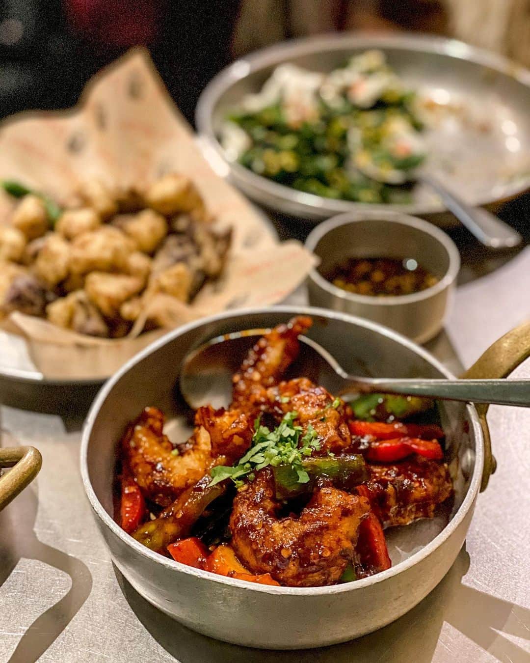Eat With Steph & Coのインスタグラム：「Second time to @fattpundit and these Bombay chilly prawns were my absolute winners of the night. SO sooooo good. So much flavour and such giant juicy prawns. Fatt Pundit’s indo Chinese menu really is hitting all the right notes for me.  Of course also check out their classic momos, their signature crispy spinach.. and also those ribeye strips in dry red chilly, oh and those popcorn cauliflower. All so so good!! 📸 @vernahungrybanana #highlyrecommended #indochine #indianfood #fusion #bombay #chilli #prawns #sogood #dinnervibes #deliciousness #timeoutlondon」