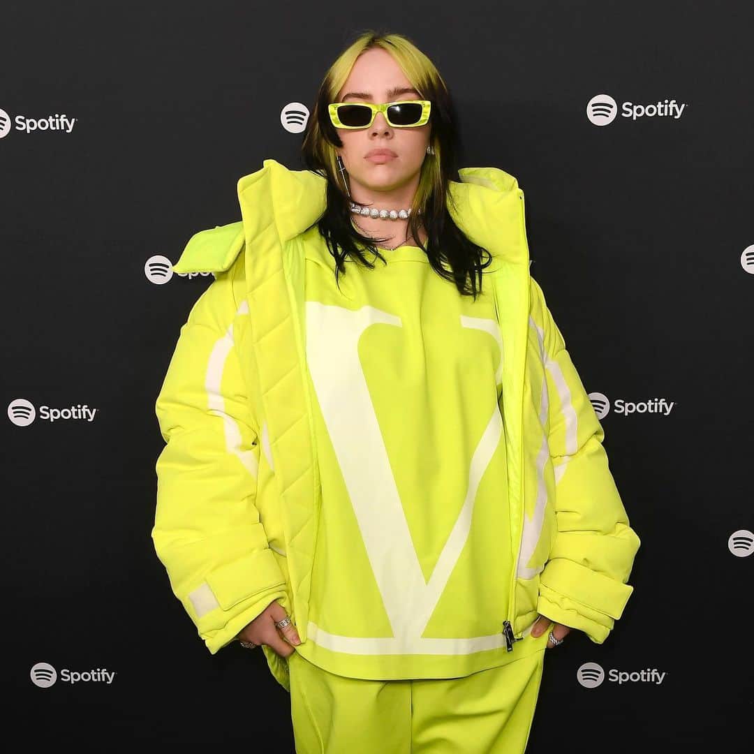Valentinoさんのインスタグラム写真 - (ValentinoInstagram)「Last night, @billieeilish attended and performed at the @spotify Best New Artist Party in a Valentino look designed for her by @pppiccioli.」1月25日 5時13分 - maisonvalentino