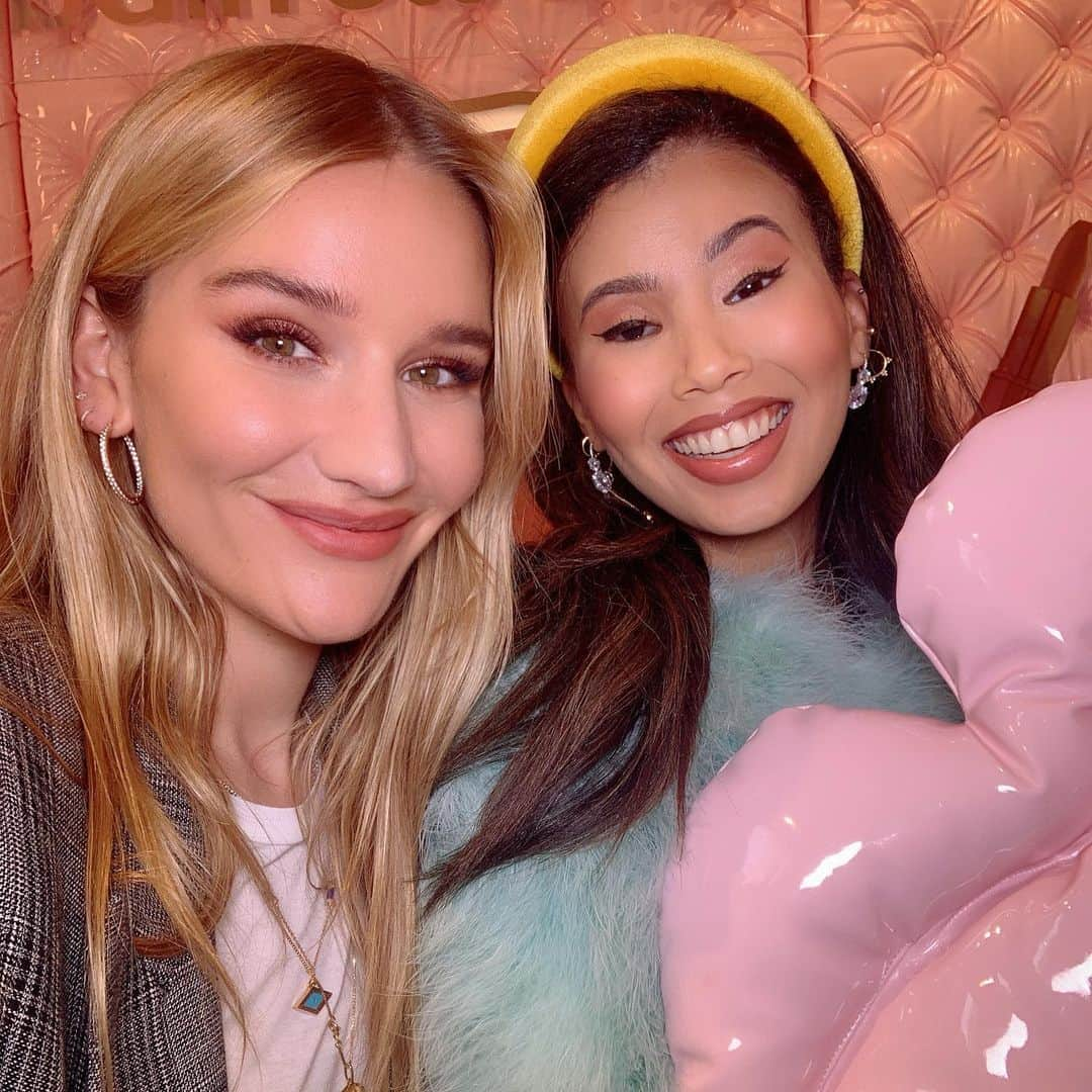 シャーロット・ティルベリーさんのインスタグラム写真 - (シャーロット・ティルベリーInstagram)「💗 NEW YORK PILLOW TALK 💗 Darlings, my gorgeous niece @sofiaschwarzkopftilbury hosted a DREAMY Pillow Talk brunch at the incredible @nordstrom New York with all of our GORGEOUS Pillow Talkers!  @littlefashionstylist, @modelninajade @ashleynii @kaelin_fox @duanmackenzie @retroflame @seloupe @olivia_captuo @nextwithnita @glowwithava @nelliemarieartistry @the_zlist @styledevotee @louisecooney_ @hayleysegar @scoutthecity @somewherelately  Sofia’s MAGIC MAKEUP look: ✨Skin✨ Magic Cream  Magic Eye Cream  Airbrush Flawless Finish Foundation 7N  Magic Away #5  Airbrush Flawless Finish Powder Shade 1  Hollywood Contour Wand in Med/Dark  Filmstar Bronze and Glow Fair/Med  Hollywood Spotlight Wand  Ecstasy Cheek to Chic Blush 👁Eyes👁 New! Charlotte Darling Palette  New! Pillowtalk Eyeliner  Full Fat Lashes Mascara  Brow Lift in Supermodel  Legendary Brow in Linda 💄Lips💄  Lip Cheat in Hot Gossip  New! Lip Cheat in Pillowtalk Medium #charlottetilbury #pillowtalk #nordstrom #nordstromnyc」1月25日 5時15分 - charlottetilbury