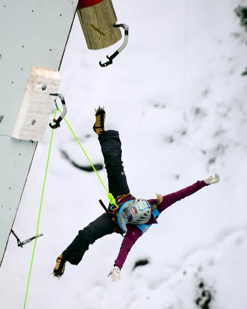 エミリー・ハリントンのインスタグラム：「What happened here? Throwback to my exploding starfish move at the #ourayicefestival several years back. I’m excited to be finally back in Ouray for the ice festival and intrigued/amped to see what’s in store for us on this year’s ice/mixed/rock/ninja warrior route 😂// 📸 @duaneraleigh // @ourayicepark // @thenorthface // @petzl_official // @lasportivana」