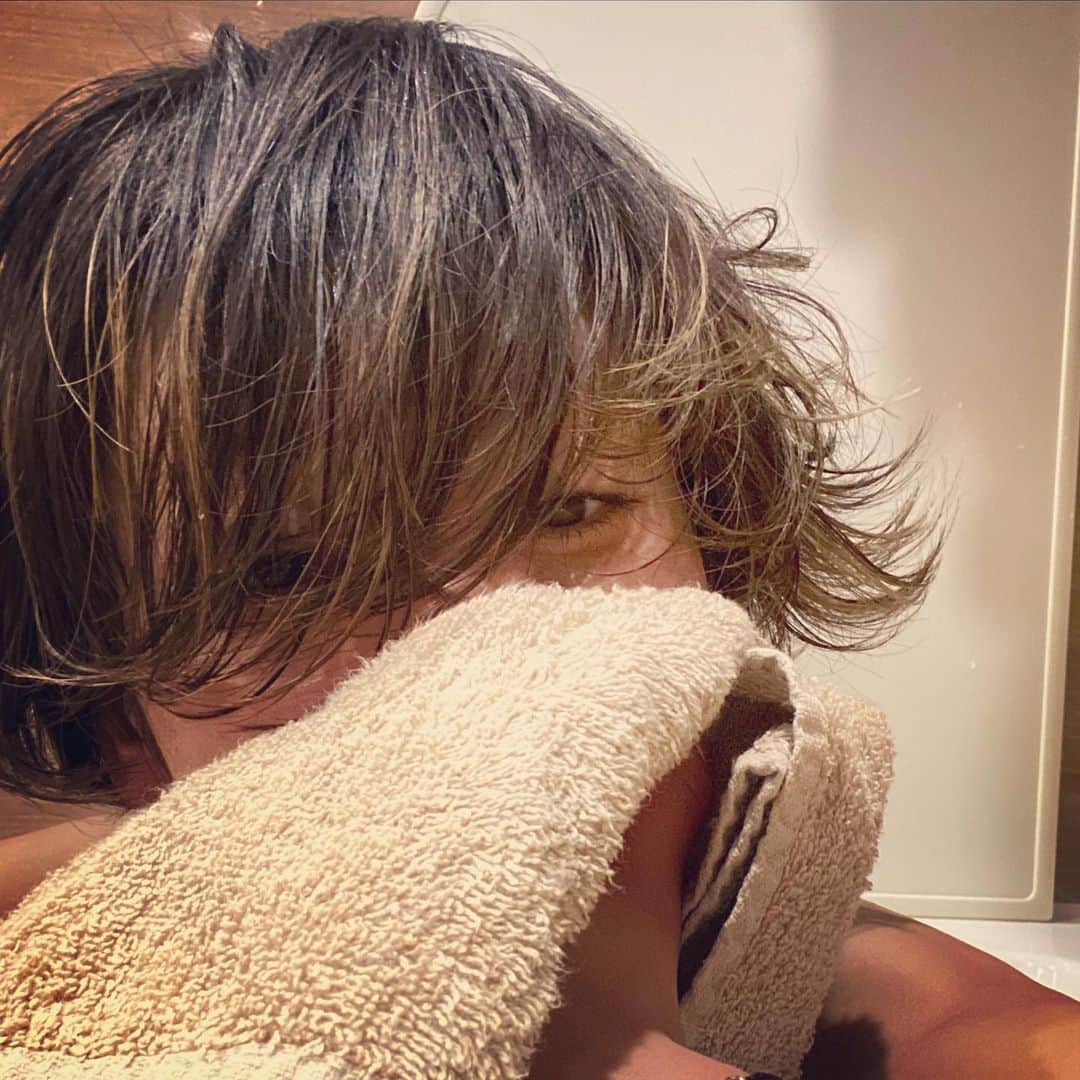 西山茉希さんのインスタグラム写真 - (西山茉希Instagram)「毛先をコテで遊ぶスタイル。 そんなんもありんこ。  #ショートアレンジ #癖プラス #コテハネ  土曜日の昼下がり。  一月があっとゆうまに終わるのねん。 それもまたよし。」1月25日 16時19分 - maki.nshiyama50