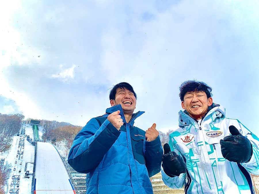 福田太郎さんのインスタグラム写真 - (福田太郎Instagram)「🎿 HTBカップ国際スキージャンプ競技大会！  おだやかに、ズバッと！解説してくださった 雪印メグミルクスキー部、岡部孝信コーチ🐄🥛 1998年長野オリンピックの団体で 金メダルを獲得した、世界の頂点を知る方です🥇 ⠀ レジェンド葛西紀明選手から期待の若手まで、 日本人選手が活躍した大会の模様はこのあとすぐ！ 午後4時30分から放送です！ ⠀  #TAIYOGROUP #スポーツスペシャル #HTBカップ国際スキージャンプ競技大会  略して #HTBカップジャンプ 1/25（土） #レジェンド #葛西紀明 選手参戦！常に #前向き  目指すは #北京オリンピック #金メダル #🥇 ⠀ 解説 #雪印メグミルク スキー部 #岡部孝信 コーチ @megmilk.snowbrand.jump リポート #谷口直樹 #アナ #実況 #福田太郎 #HTB #アナウンサー #札幌 #大倉山ジャンプ競技場 #sapporo #skijump」1月25日 16時21分 - htb_tarofukuda