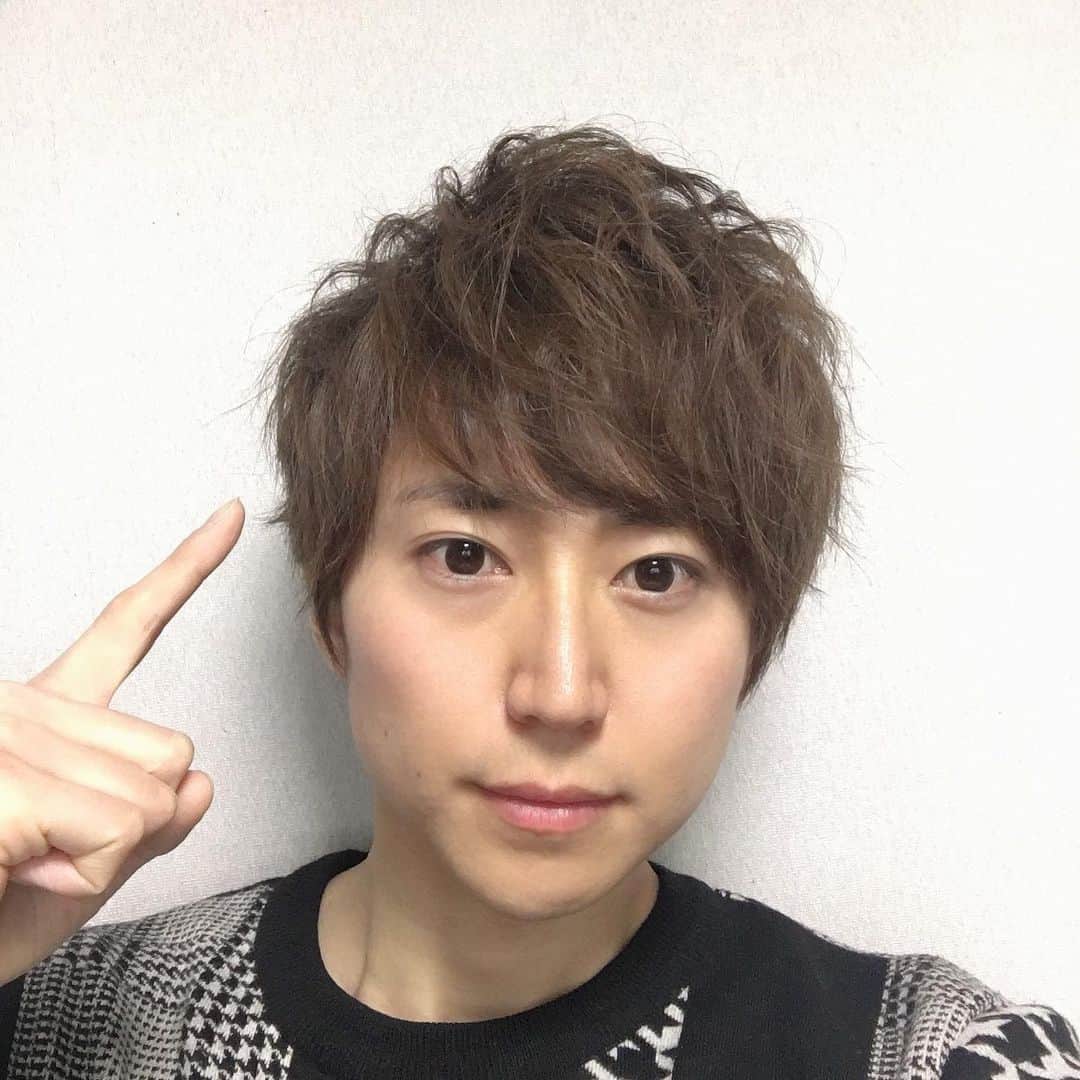 関義哉のインスタグラム：「髪の毛きったよ。 #へああれんじ #ヘアアレンジ #ヘアセット #髪の毛 #カット #髪セット  #関義哉 #オリジナルセット #ストレートアイロン #ワックス #uevo」