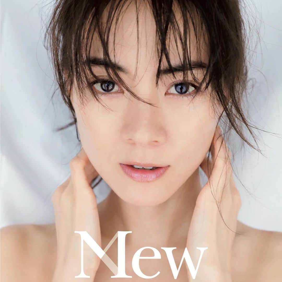 安座間美優さんのインスタグラム写真 - (安座間美優Instagram)「昨年発売した1st写真集「Mew」を電子写真集としてもお届けできることになりました✨  配信は1/30～ですが、1/23～Amazon Kindleにて予約受付を開始しています。  1/30(木)の配信開始日からは各電子書店で配信スタートします。  主な配信書店：AmazonKindle／DMM.com／楽天Kobo／BookLive！／honto／BOOKWALKER／ebookjapan　 他、電子書籍を配信している主要書店  予約サイトのURLはプロフィールに貼っています。 よかったらぜひ🤍  #写真集Mew#安座間美優#電子写真集」1月25日 14時51分 - mew_azama