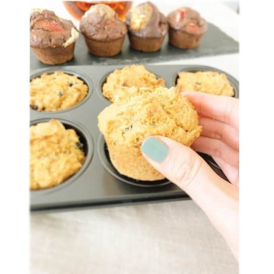 前田ゆかのインスタグラム：「食べ比べ#muffin ＊ ストロベリーショコラ & 黒豆きな粉 どちらもローカロリー、 糖類0ラカントに お豆腐を使ってヘルシーに仕上げています。 グルテンフリーです🤍 ＊ #マフィン #cakemuffin  #maeyukareshipi  #gultenfree #ラカント」
