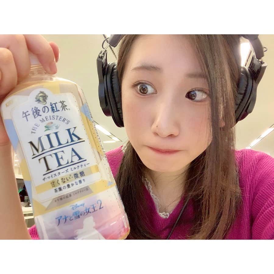 加藤一華さんのインスタグラム写真 - (加藤一華Instagram)「. いつの日もミルクティー好き。 コーヒーならカフェラテ。 だいたい牛乳で割りがちです。🐄🥛🌟 . これは動画編集中の姿⁽⁽◝( ˙ ꒳ ˙ )◜⁾⁾ ヘッドフォンしながら写真撮ったら コールセンターの人みたいになりました🤗笑 . #milk #milktea #午後の紅茶 #me #selfie #ミルクティー #編集中 #YouTuber」1月25日 14時58分 - ichika_kato