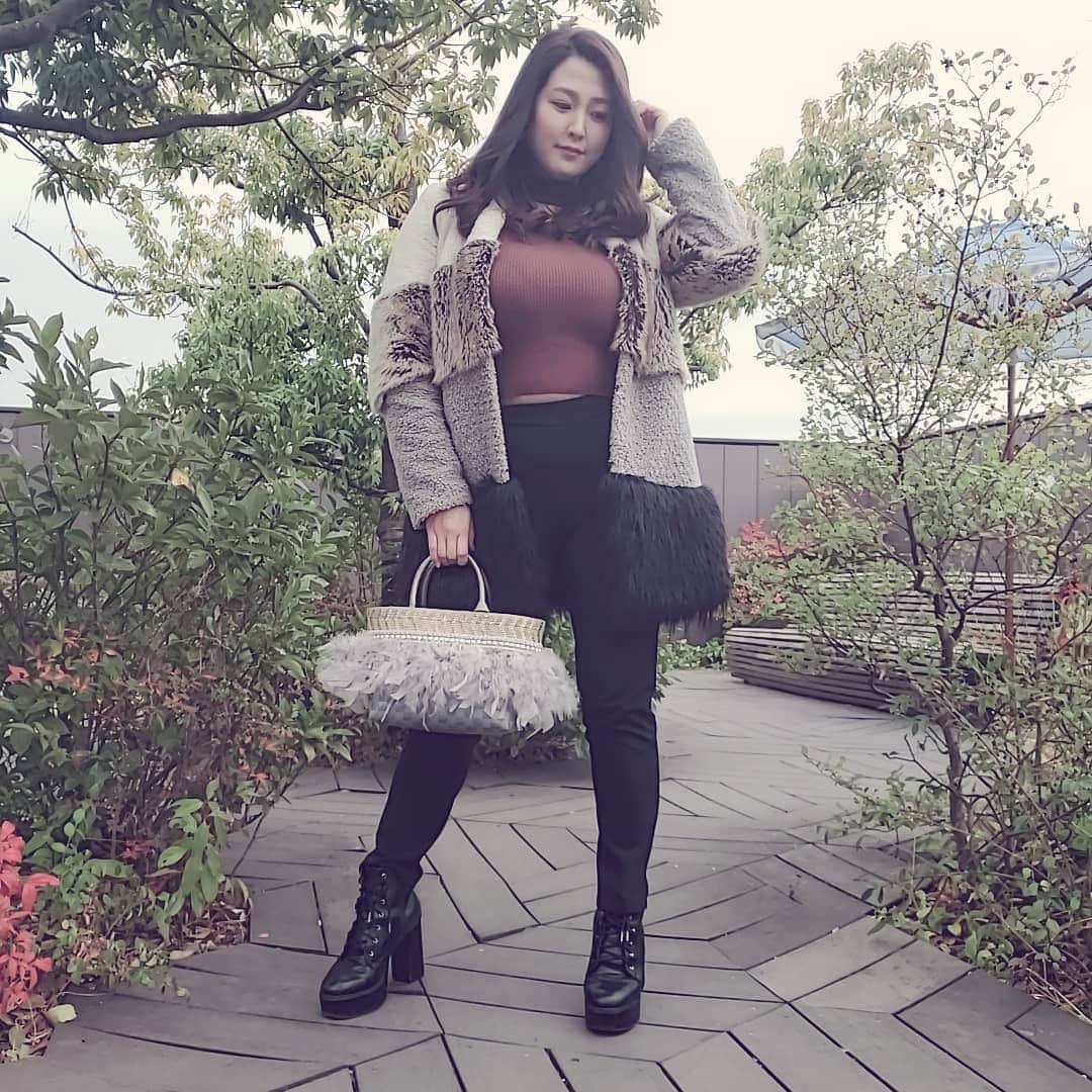 うさまりあのインスタグラム：「. . . . ............／ ❤️😀 code　!! ............＼ . Coat‥@desigual Tops‥@grshimamura Pants‥@chilleanap_official Shose‥@esperanza_official Bag‥@fuangfaselect . . だいたいお洋服のサイズはL〜XL又はLLです♡ . . 来週は雪も降るみたいだから . あったかくしてお出かけしてね❤️」