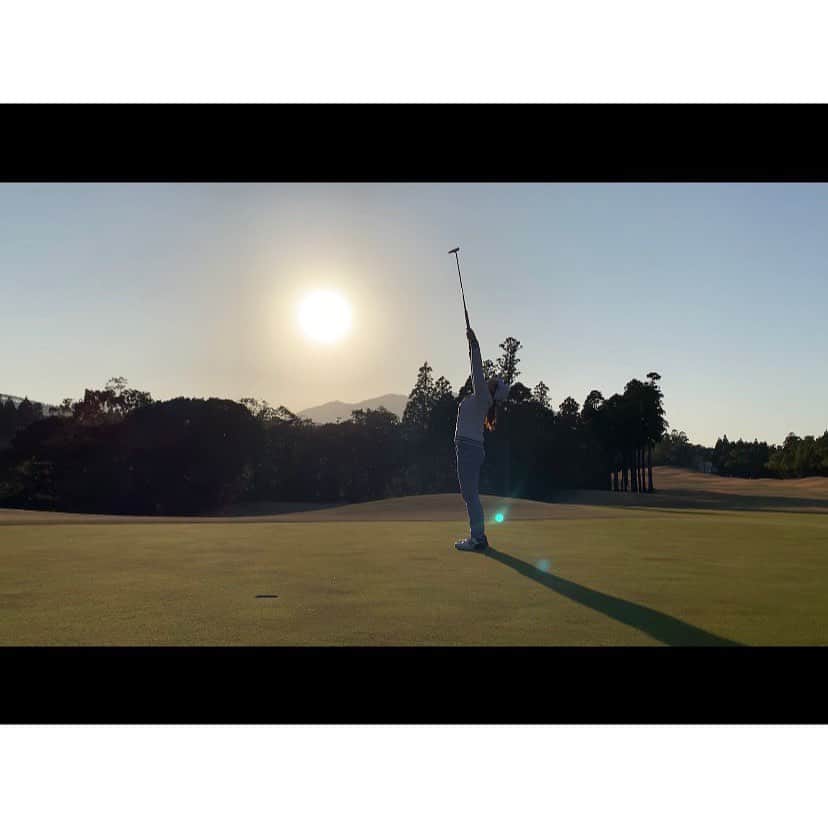 山内日菜子のインスタグラム：「… 宮崎合宿、終わったー！ 毎日、本当に充実してた🏃‍♀️🏌️‍♀️✨ 心も身体もだいぶ鍛えられた… 朝からしっかり動いて、 コースではたっぷり練習させてもらいました！ 宮崎レイクサイドゴルフ倶楽部の方々にも大変お世話になりました😌 皆さん優しくて、練習しやすい環境を作ってくださいました。 本当に有り難いです。 これからもお世話になります！ よろしくお願いします😁 ありがとうございました✨ ． そして、智ちゃん(@tomo_nishi_tomo ) ひな花ちゃん(@hinabuuu03 ) 来てくれてありがとう❤️ 2人のおかげで色んな練習できて 楽しい１週間でした😝 また来年も来てね〜✌︎ ． (*写真は3連続入るまで帰れまてんをやってTAKE5くらい？笑 嬉しくて思わず優勝した時並みのガッツポーズ🤣笑) (*#宮崎レイクサイドゴルフ倶楽部 の1番ホールです) ．  #taylormade #taylormadegolf  #newbalance #newbalancegolf #NB #LIKE #ライク #ライク株式会社 #panasonic #パナソニック #CORE #コアグループ #CBON #シーボン化粧品 #大東建託 #チーム大東 #大東建託未来アスリートプロジェクト」