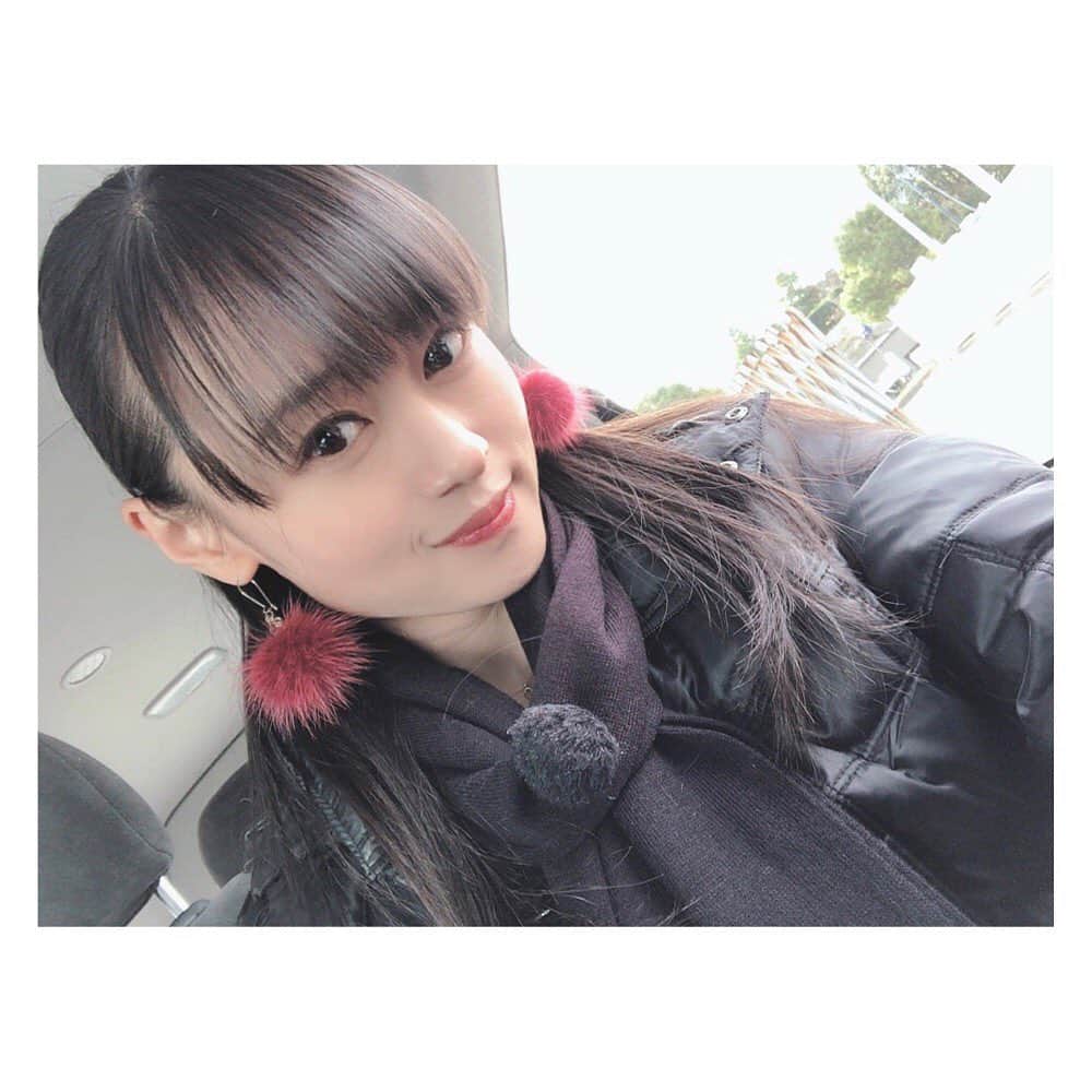 柳野玲子のインスタグラム：「今日はポンポンピアス☺️✨ #ロケ #ピアス #ポンポン」