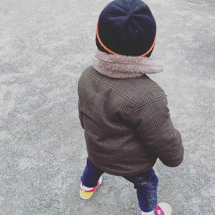 百千糸のインスタグラム：「まだ歩かないゆっくりさん息子。 公園に行ってファーストシューズで大地を踏み締めてきました。笑  慌てずにあなたのペースでね^_^ （と思いながら、歩けー！と促してみる）」