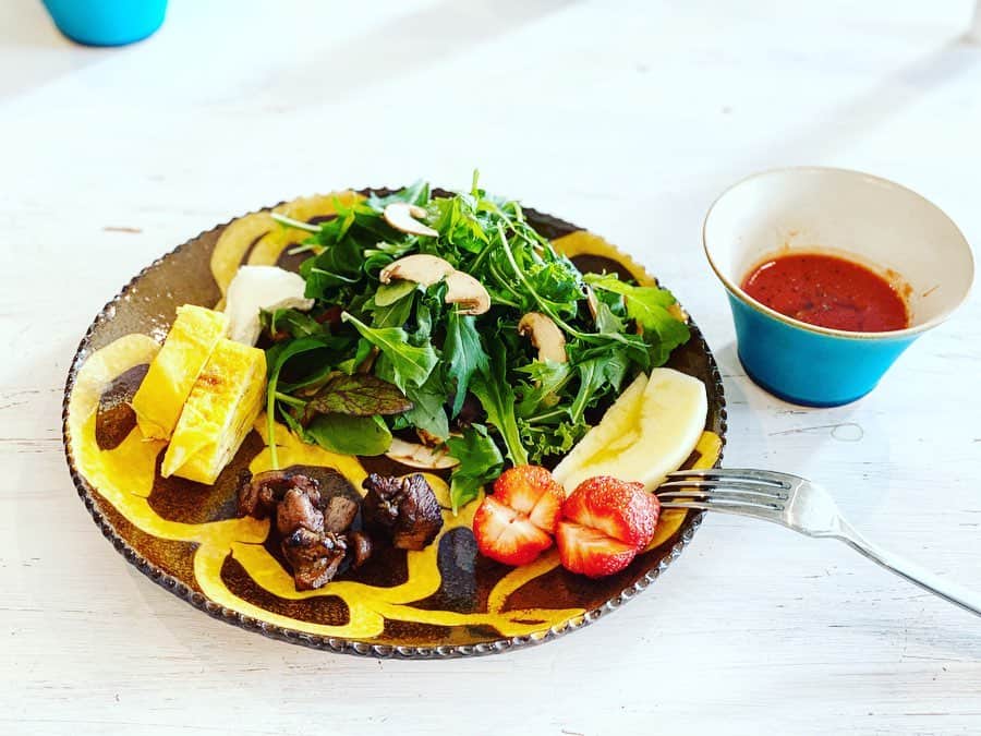 廣瀬規子のインスタグラム：「朝ごはんは　@yukiya.terai にプレゼントしてもらったお皿で🤗 ・ #昨年末に無茶苦茶久しぶりに行った #瀬里奈 #あぁやっぱり続くお店ってそうよね #みたいな感じで #またまた大好きになり #以来ハマっております #2枚めの表情を見ていただければ #どれだけなのかわかってくださるはず #お互いを祝う会 #いやはやしかし #楽しい時間でした」