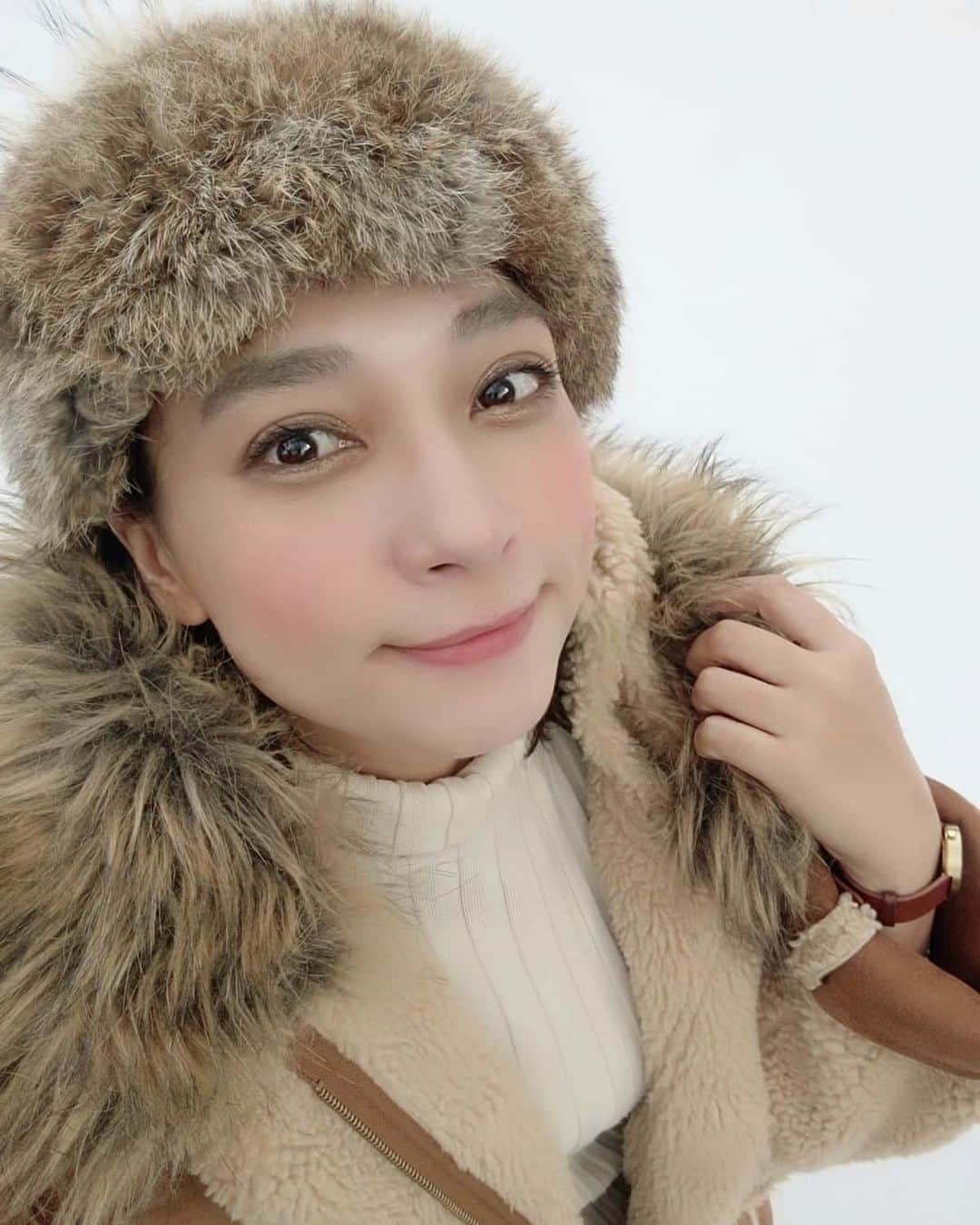 のインスタグラム：「藤沢のサロン、LARA　さんにて、﻿ をフェイシャルハイフを体験してきました✨﻿ ﻿ 顔のラインをスッキリしてくれるの👏﻿ ﻿ 施術日より、2〜3日後が一番スッキリするとのことで、一枚目は3日後の写真です！﻿ ﻿ 2〜3枚目はサロンにて撮影☺﻿ ﻿ 4枚目はモニターさんのBEFORE&AFTERです。私のより分かりやすいので写真お借りしました✨﻿ ﻿ 私はあまり痛みも感じず💮これなら苦なく、ケアできます！﻿ ﻿ オーナーさんもSUPが趣味とのことで、盛り上がりました♪﻿ 一緒にやりたいな🌊✨ ﻿ 施術の他にも、肌の悩み相談したらオススメの化粧品など教えてくれて、すごく親切でした♥﻿ ﻿ ﻿ アウトドアしていると肌のダメージがやはり気になるので、ケアがんばります！﻿ ﻿ ところで、この白バック、、﻿ 壁ではありません。﻿ 何か分かるかな？﻿ ﻿ ヒント　冬のスポーツ。﻿ また写真整理してアップします☺﻿ ﻿ ﻿ ﻿ ﻿ ﻿ ﻿ ﻿ @lara192salon﻿ Casting By @woomy.beauty﻿ #フェイシャルハイフ﻿ #リフトアップ#小顔#美意識#エステ#藤沢#アウトドア#アウトドア女子#美意識#女子力#ビフォワーアフター#beforeafter﻿#レンズアップル#レンズアップル公式アンバサダー募集」