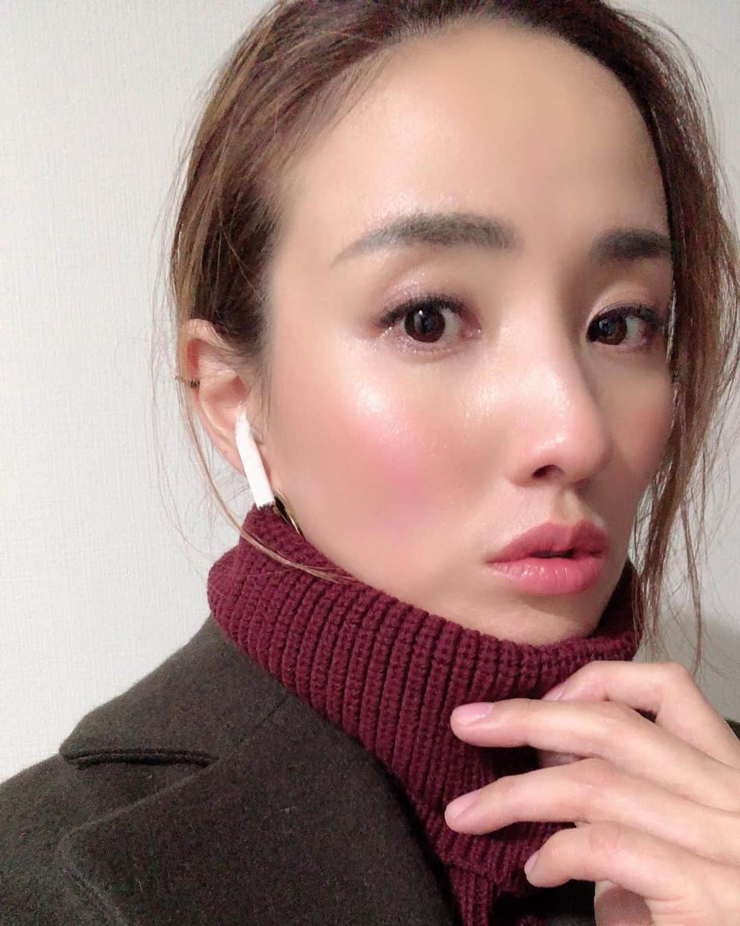 秋定麻紀子のインスタグラム：「美容の事を聞いたり話したり勉強するのが最近の私。 もう美容って、美ってスゴい！ 成分、細胞、マシーン、もう色々魅力しかない世界。 もちろんメイクもヘアもそう。 施術は定期的に @omotesando_medical_clinic へ。 院長やスタッフさんたちの対応の早さ、マシーンや注射などの成分は全て最新。 紹介してずっと通い続けてくれる友人たち。 それって嬉しい。 自分が通っている場所をみんなも良いと思ってくれている証拠。 私の自信にも繋がる。 表参道メディカルクリニックでハイドラフェイシャルをやって毛穴の大掃除。 そしてメガビタミン点滴。 そして同時に施術してくれるのも魅力の１つ。 #表参道メディカルクリニック #ハイドラフェイシャル  #ピーリング　#美容　 #医療美容」